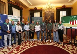 Ángel Lorenzo, Toño Migoya, Ángela Pumariega, Iván de la Plata, Abel Junquera, Jacobo López, Chana Crespo-Joglar, Oliver Suárez, Marcos del Busto, María Mitre y María González, este martes, en el Ayuntamiento.