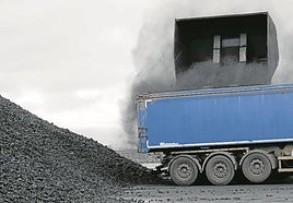 Movimiento de carbón en El Musel en una imagen de archivo (ajena al caso de la desaparición). JOSÉ SIMAL