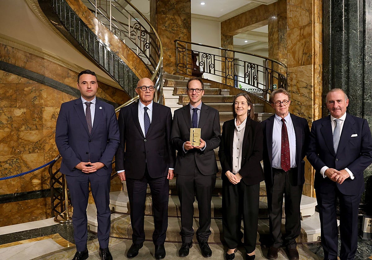 Guillermo Peláez, consejero de Hacienda, Justicia, y Asuntos Europeos del Principado; Josep Oliu, presidente de Banco Sabadell;Jan Stuhler, premiado; Teresa Garcia-Milà, presidenta del jurado del premio Fundación Banco Sabadell a la Investigación Económica; Juan José Dolado, glosador; y Pablo Junceda, director general de Sabadell Herrero.