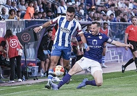 Raúl Rubio se va de un rival por banda en el partido del Real Avilés en Guadalajara el pasado domingo.