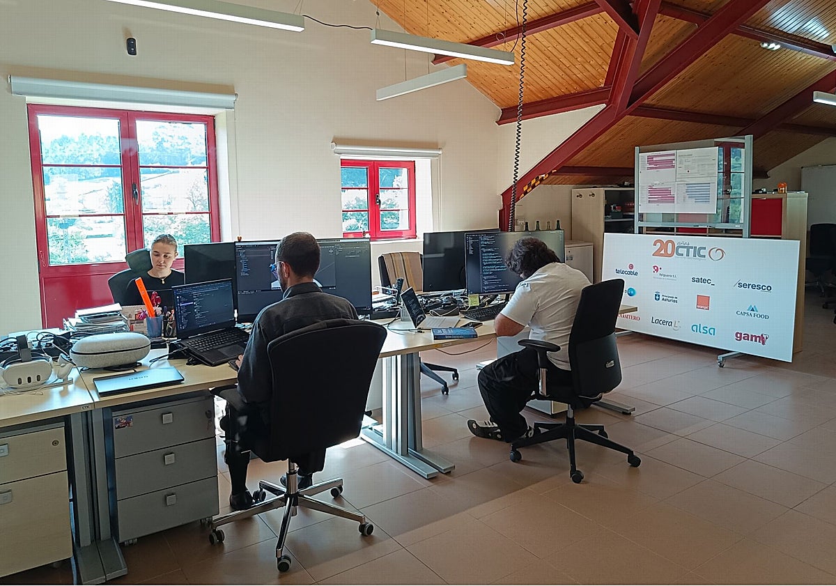 Imagen principal - De arriba a abajo: trabajadores en el centro de CTIC RuralTech en Peón. Ricardo Cabeza, director general de El Gaitero, explica el proyecto de trazabilidad de la sidra con DOP. Cultivo en uno de los simuladores climáticos.