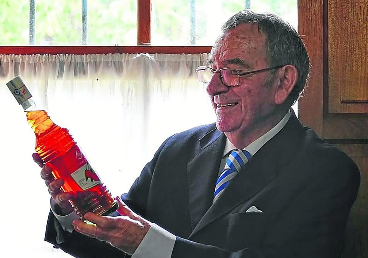 El empresario mira una botella de licor de guindas Los Serranos. X. CUETO