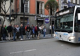 Varios trabajadores ante un autobús de TUA uno de los días de la pasada huelga.