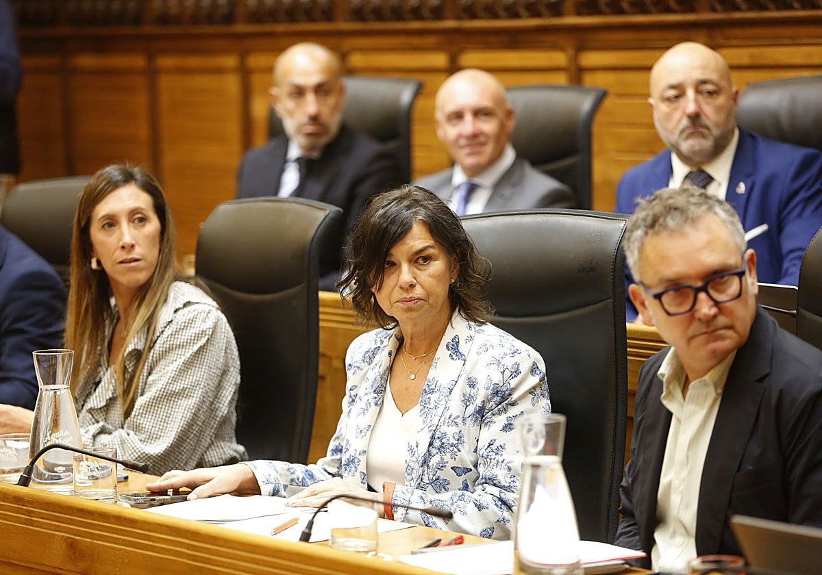 En primer término, Ángela Pumariega, Montserrat López y Gilberto Villoria. Detrás, Óliver Suárez, Abel Junquera y Guzmán Pendás.