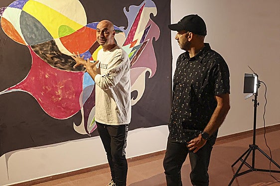 Noé Baranda escucha las explicaciones de Javier Soto, en el Centro Municipal de Arte y Exposiciones de Avilés (CMAE).