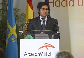 Aditya Mittal, durante su visita a la planta de Gijón, en 2021.