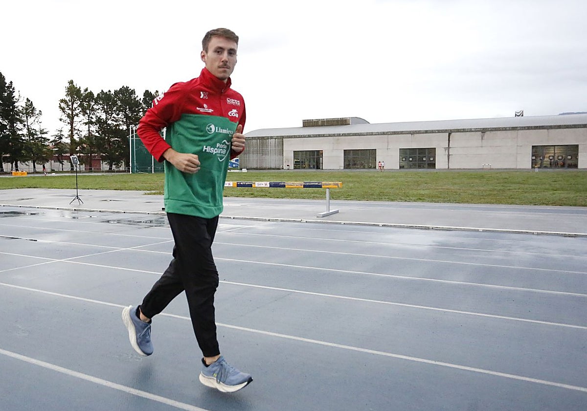 El atleta asturiano Alejandro Onís, en la pista de Las Mestas.