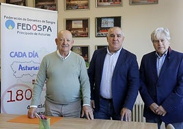 Por la izquierda, los presidentes Faustino Valdés, Carlos Vigil y Ernesto Marcos, en la sede de la Federación en la Escuela Náutico Pesquera de Gijón.