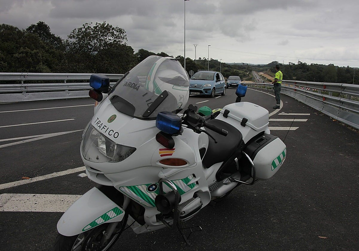 La Guardia Civil de Tráfico en la autovía del Cantábrico.