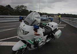 La Guardia Civil de Tráfico en la autovía del Cantábrico.