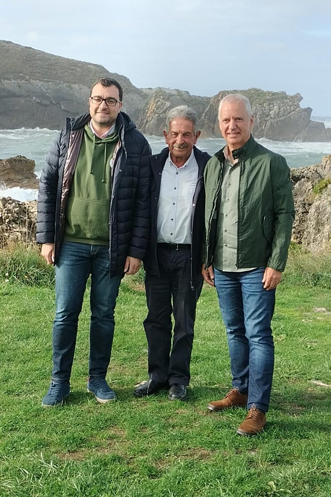 Barbón, Revilla y Urkullo, en el exterior de la Ostrería de San Vicente.