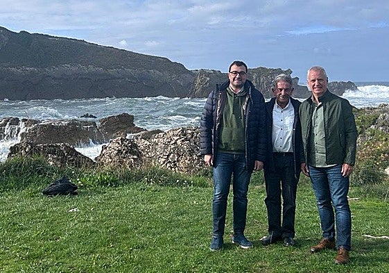 Barbón, Revilla y Urkullu posan ante un mar Cantábrico embravecido, el pasado domingo, en el exterior de la Ostrería de San Vicente, con el faro de la Punta de la Silla al fondo.