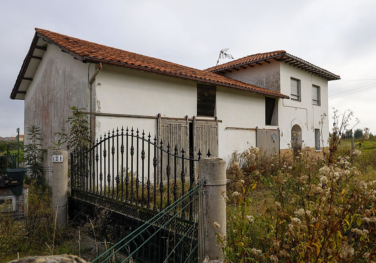 La segunda casa asaltada por el grupo de okupas de Granderroble, en Quintes.