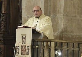 El párroco Celestino 'Tino' Riesgo durante la misa de Nuestra Señora del Portal.