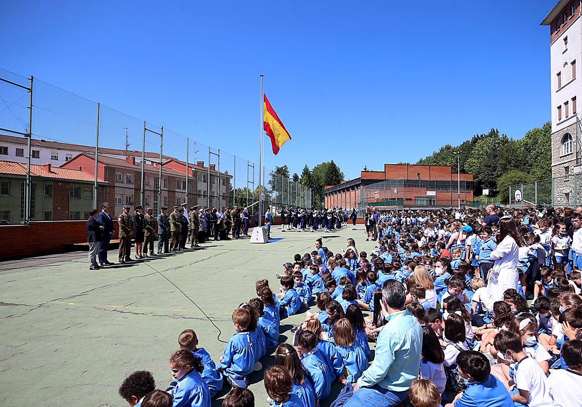 Izado de bandera en el colegio Santa María del Naranco en una imagen de archivo.
