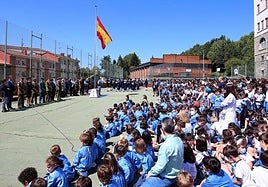 Izado de bandera en el colegio Santa María del Naranco en una imagen de archivo.