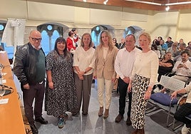 Los ponentes, Juan José Jambrina, Aitana González y Gemma Mateo, junto a representantes del Partido Popular de Avilés.