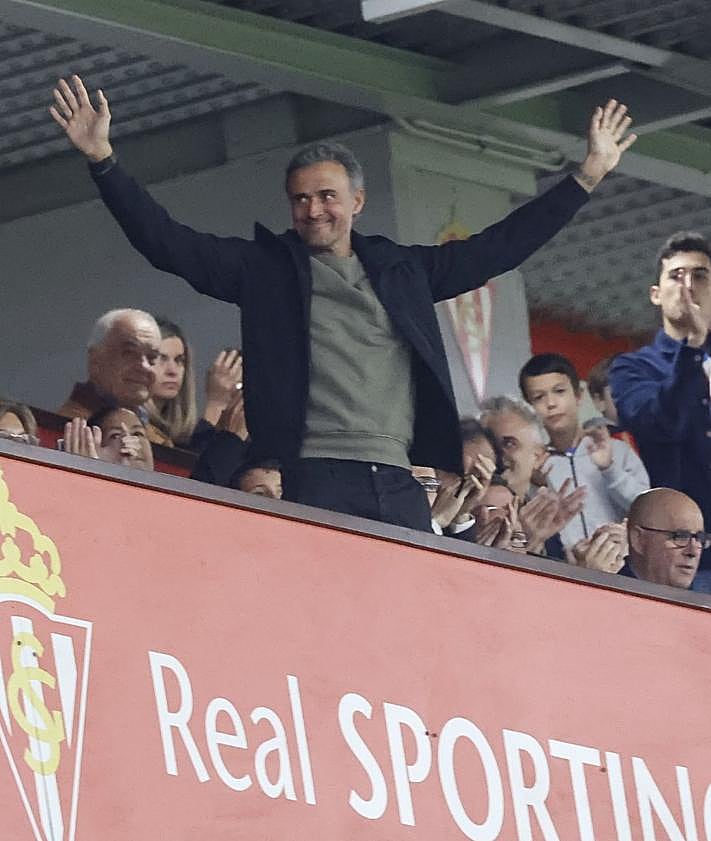 Imagen secundaria 2 - Arriba, momento en el que Fabio Capello anuncia su nombre como mejor técnico en la gala del Balón de Oro; a la izquierda, con sus hijos –Pacho y Sira– y su mujer Elena, junto a la Champions; y a la derecha, en el palco de El Molinón, en noviembre de 2022. 