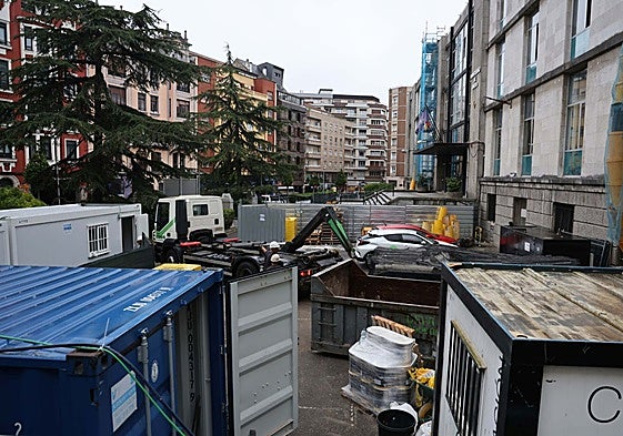 La antigua Escuela de Minas, donde se están realizando labores de retirada de amianto.