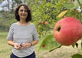 Noemí Pinilla, en su casa de Siero, donde tiene unos 80 árboles frutales. Sobre todo, manzanos. En las manos, unas uvas de una vid traída de Cangas del Narcea, que hoy crece junto a la gran higuera que acompaña a su casa y su hórreo.