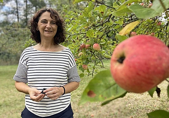 Noemí Pinilla, en su casa de Siero, donde tiene unos 80 árboles frutales. Sobre todo, manzanos. En las manos, unas uvas de una vid traída de Cangas del Narcea, que hoy crece junto a la gran higuera que acompaña a su casa y su hórreo.
