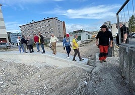 Miembros de la plataforma por el soterramiento y algunas langreanos cruzan por el terreno liberado