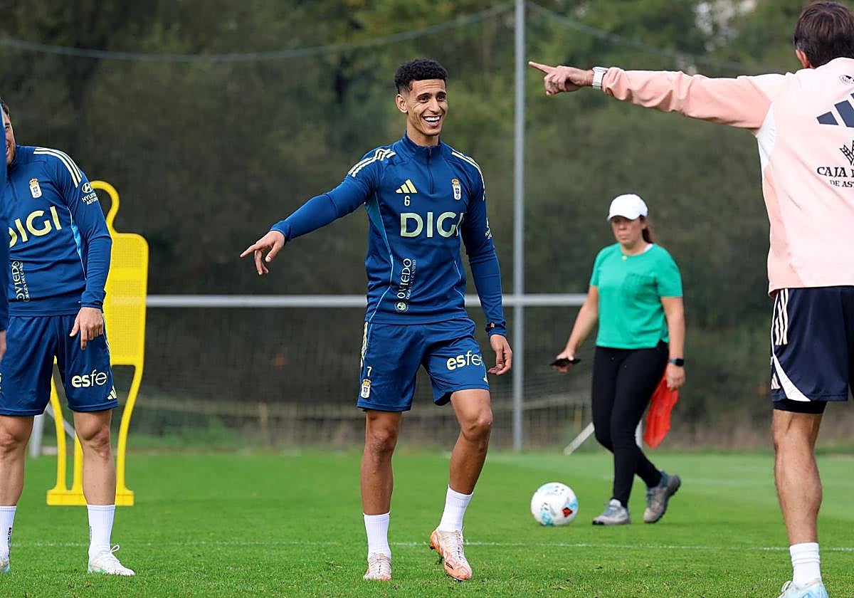Ilyas Chaira, durante el entrenamiento del Real Oviedo este miércoles.
