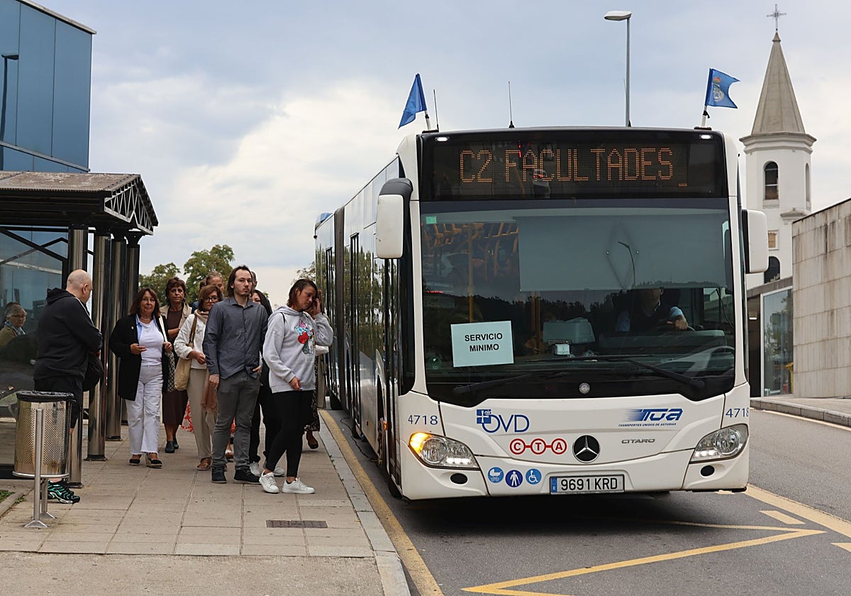 Un autobús de servicios mínimos durante la huelga del pasado San Mateo.