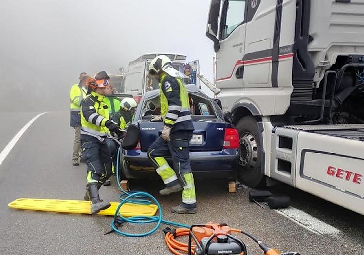 Bomberos procediendo a descarcelar a la mujer herida