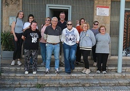 Miembros y vecinos de la asociación vecinal de La Camocha ante la entidad.