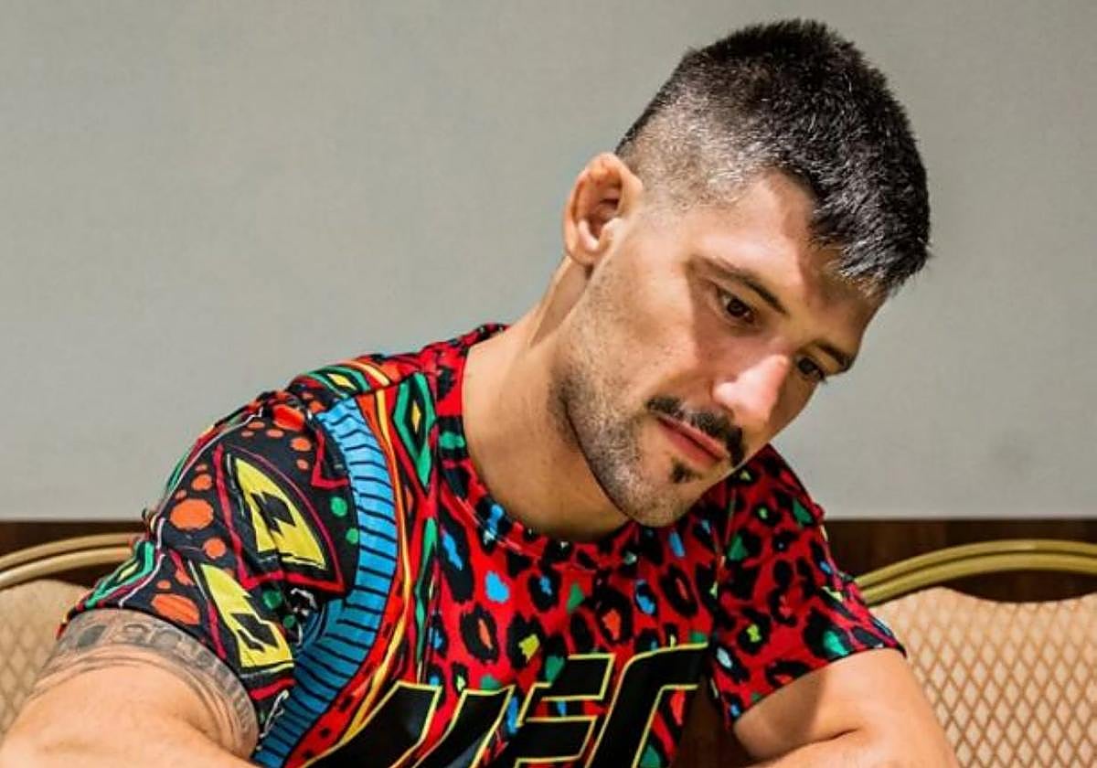 Joel Álvarez, en Río de Janeiro, firmando el cartel del evento.