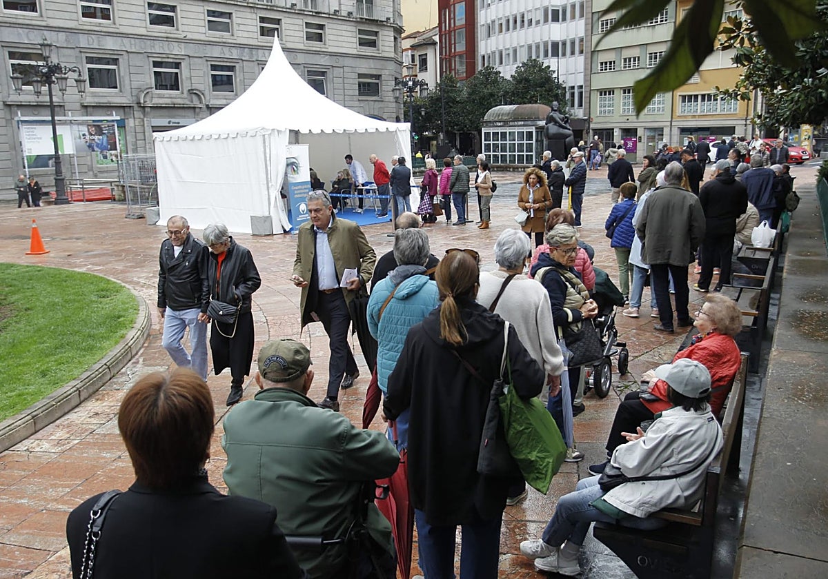 Cola ante la carpa de la Fundación Fernández-Vega en la plaza de la Escandalera.