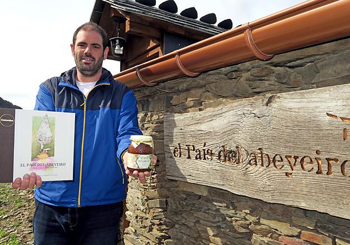 Alberto Uría, junto a la casa de piedra que alberga el Ecomuseo y su obrador.