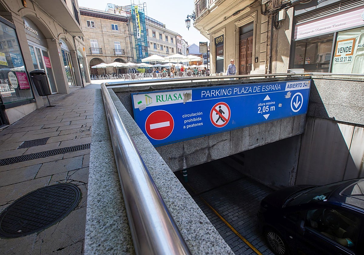 Acceso al parking subterráneo de la plaza de España de Avilés por la calle Ruiz Gómez.