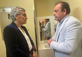 Concepción Saavedra y Fermín Montes visitando uno de los baños ostimizados del centro hospitalario.