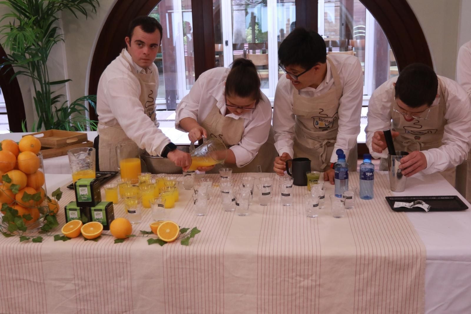 Algunos de los participantes preparando el matcha orange