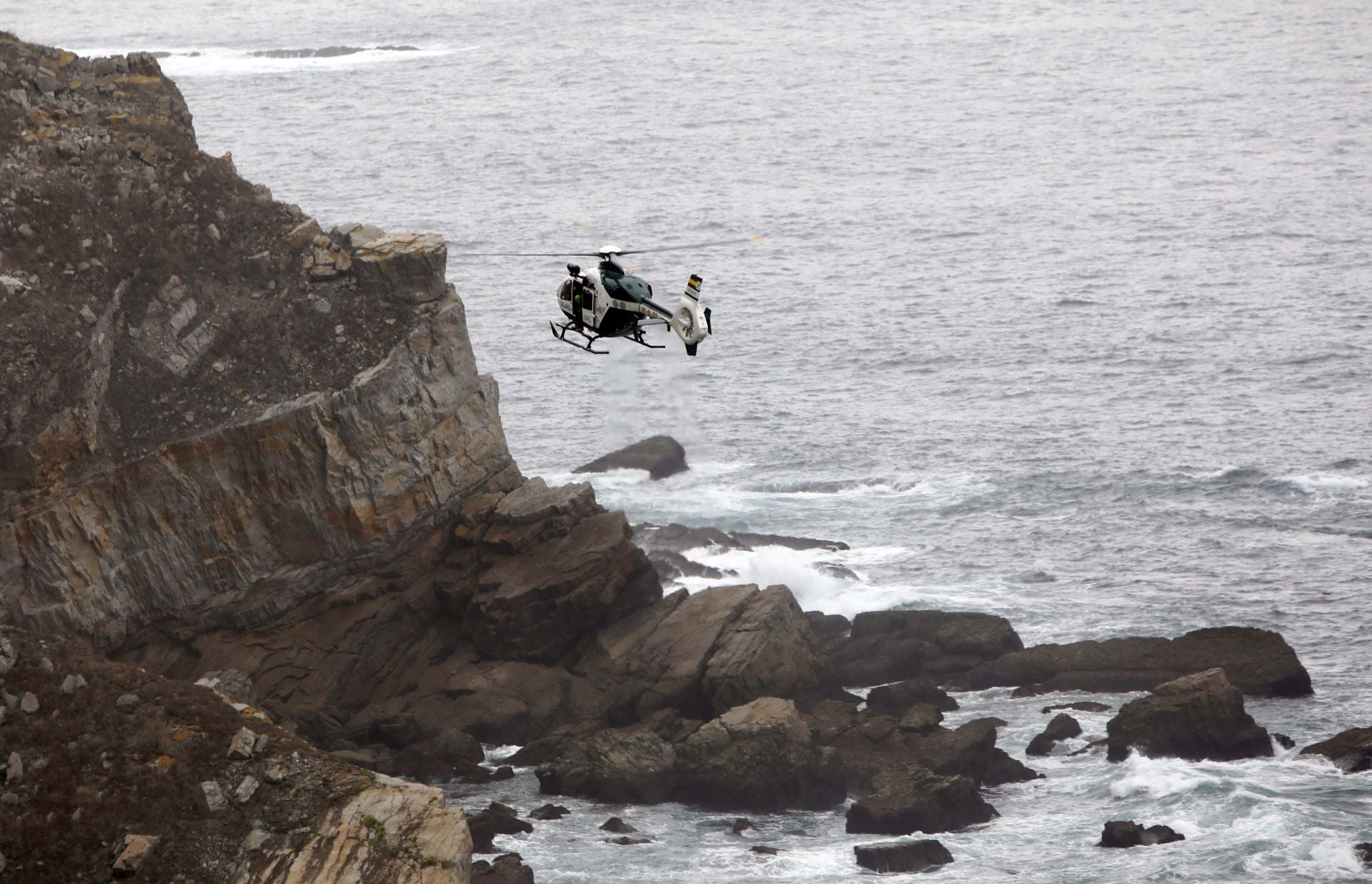Por tierra, mar y aire: continúa la búsqueda en el Cabo Peñas de la desaparecida de 33 años