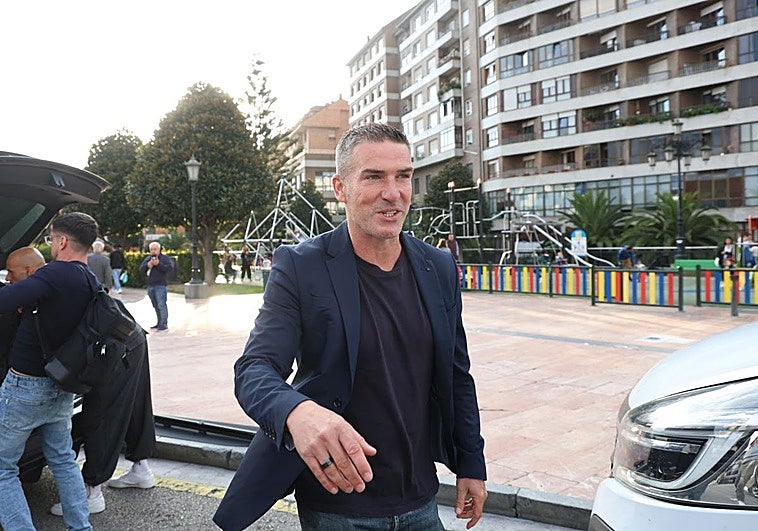 Luis Carrión, a su llegada para dirigir de nuevo al club carbayón.