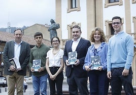 El alcalde Alejandro Vega junto a los investigadores Carlos Otero, Zeynep Sezin, Luis Benito García, Lua Woodward y Óscar Vigón.