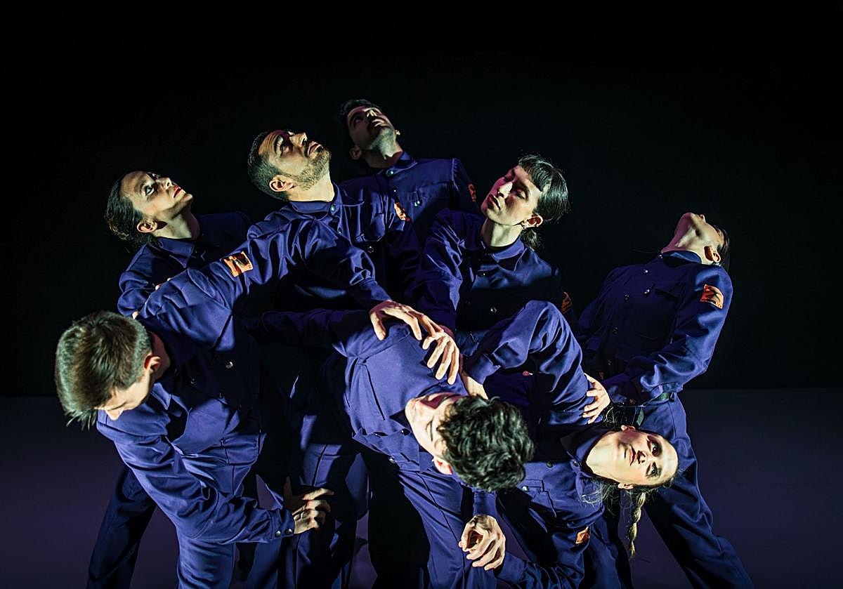 Led silhouette. 'Halley-16' es la obra que los navarros llevarán al Jovellanos el sábado 25, a las 20.30 horas.