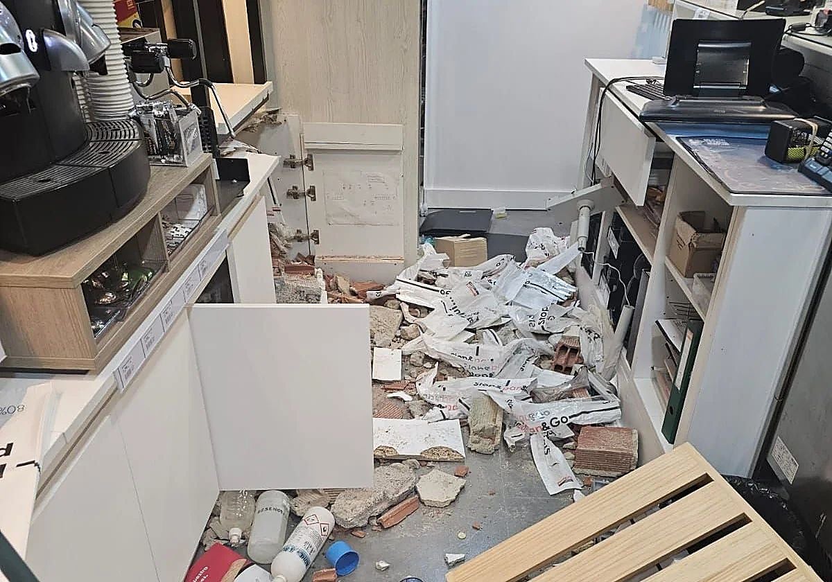 Estado en el que quedó la gasolinera asaltada en mayo en Oviedo.