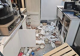 Estado en el que quedó la gasolinera asaltada en mayo en Oviedo.