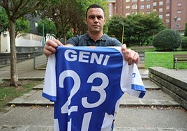 Geni, con la camiseta con la que marcó dos goles con el Real Avilés en el Ruta de la Plata frente al Zamora en 2012.
