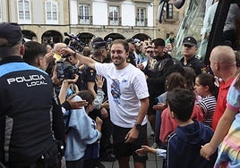 Jose Martínez saluda a la afición en la fiesta del ascenso.