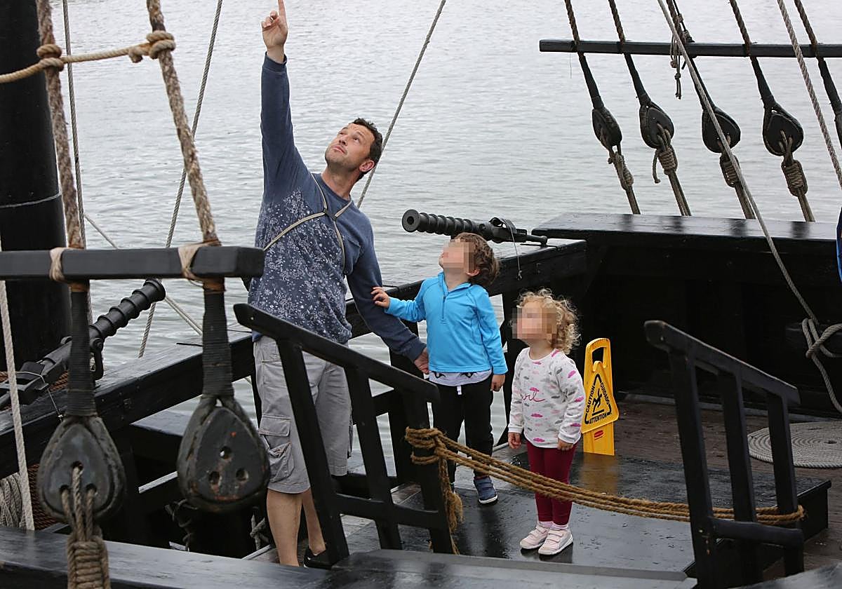 Dos niños durante una visita a la 'Nao Victoria' en una anterior escala en Avilés.