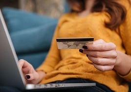 Una mujer realiza una operación bancaria online.