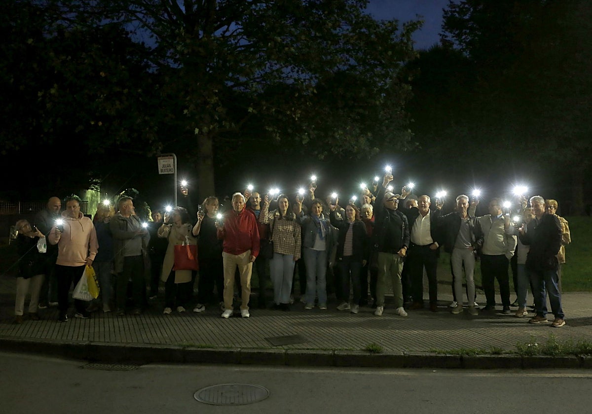 La luz de las linternas de decenas de móviles iluminaron el parque Julián Besteiro.