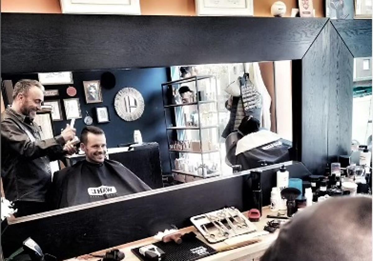 Pedro Paulino Cavielles en su peluquería de Gijón.