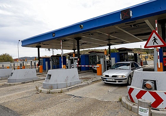Un turismo supera las cabinas de pago de la autopista del Huerna.