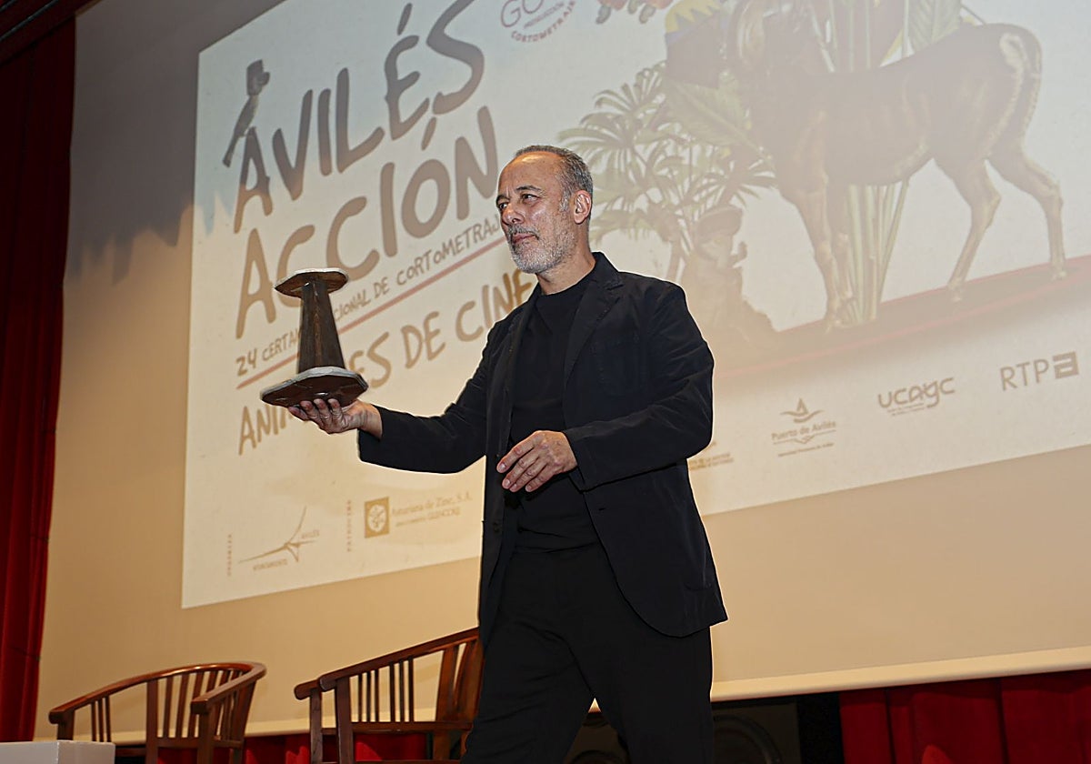 El actor Javier Gutiérrez recogió en la Casa de la Cultura el Premio Homenaje concedido por el Festival Avilés Acción.